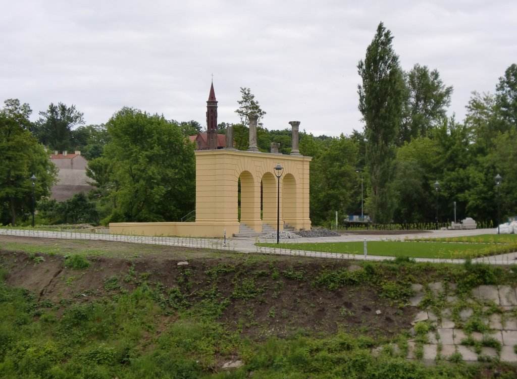 Blick auf neugestalteter Neisseinsel Gubin mit Teilwiederaufbau Eingangsportal Stadttheater, 03.06.10