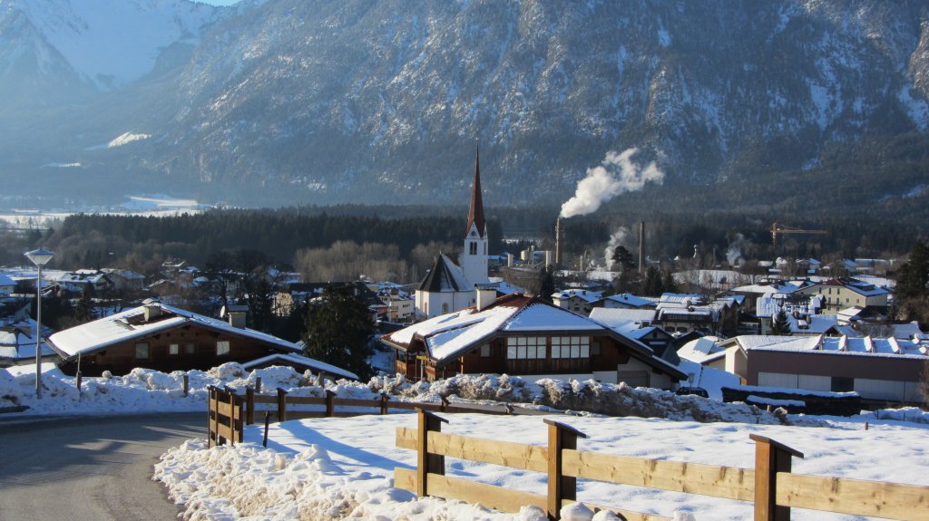 Blick auf den Ort Brixlegg in Tirol. Im Hintergrund ist auch das Montanwerk zu erkennen.(15.1.2012)