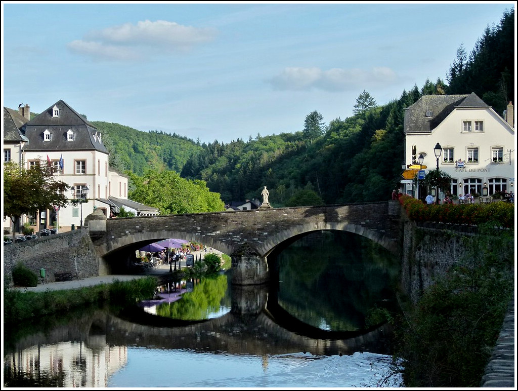 Blick auf die Ourbrcke in Vianden. Zwischen 1862 und 1871 besuchte der berhmte franzsische Schriftsteller Victor Hugo fnfmal das Groherzogtum Luxemburg und verbrachte einige Zeit als politischer Flchtling in Vianden. Das Haus, in dem Victor Hugo gelebt hat, ist seit 1935 als Museum eingerichtet und ist links im Bild zu sehen. In der Mitte der Brcke steht die Statue des  Bommenzinnes  (Hl. Nepomuk). 15.09.2011 (Jeanny)