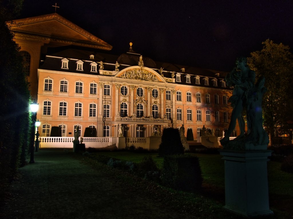 Blick auf das Palais im Palastgarten. Im Hintergrund ist die Konstantin-Basilika zu sehen. Versuch eines HDR.
Trier, der 20.8.09