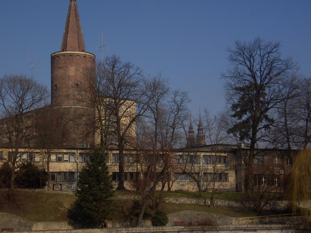 Blick auf das Regierungsgebude der Woiwodschaft mit dem Piastenturm des einst hier stehenden Schlosses in Oppeln (Opole) im Winter 2011