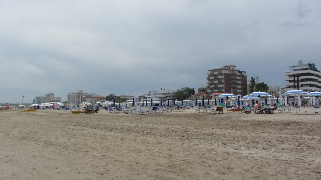 Blick auf Riccione vom Strand aus. Kurz nach dem Entstehen des Fotos gab es ein krftiges Gewitter, welches die Wolken erahnen lassen.(8.6.2012)
