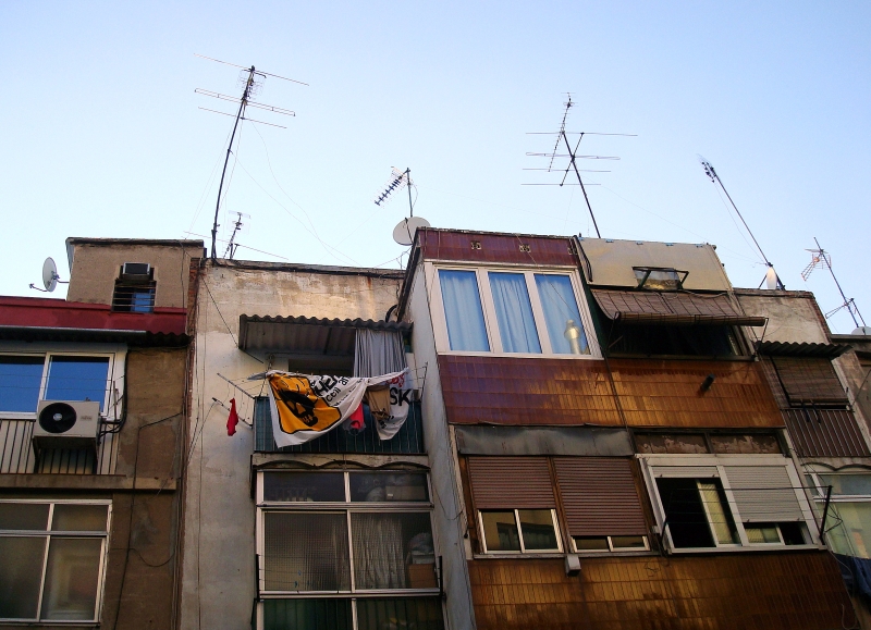 Blick auf die Rckseite einer Huserzeile im Nordosten Barcelonas.  Carrer de Mallorca , 30.7.2008