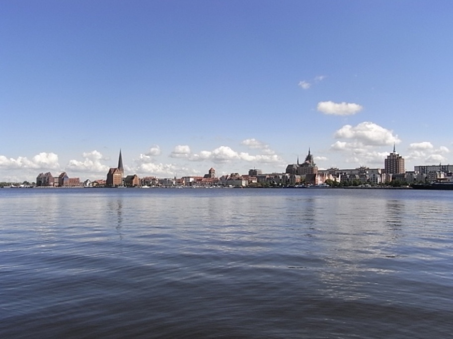 Blick auf die schne Silhouette der Hansestadt Rostock vom Gehlsdorfer Ufer aus bei schnstem Sommerwetter.