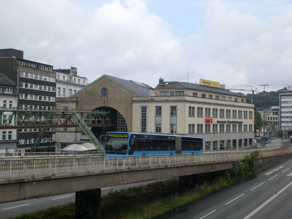 Blick auf die Schwebebahnstation Hauptbahnhof/Dppersberg in Wuppertal.(17.7.2012)