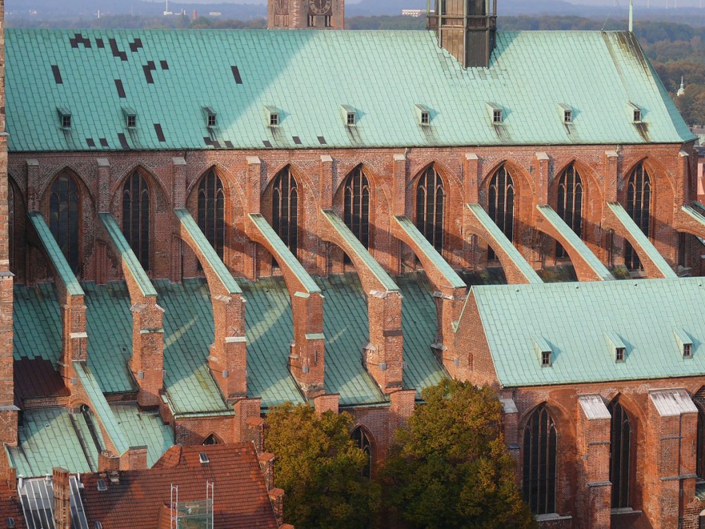 Blick auf das Strebewerk über dem Seitenschiff der Marienkirche; Lübeck, 08.10.2010
