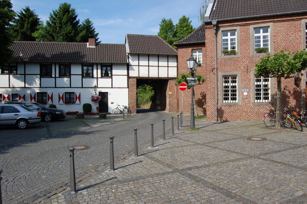 Blick auf die Tordurchfahrt vom Schloplatz in Grevenbroich. 3.Juni2010