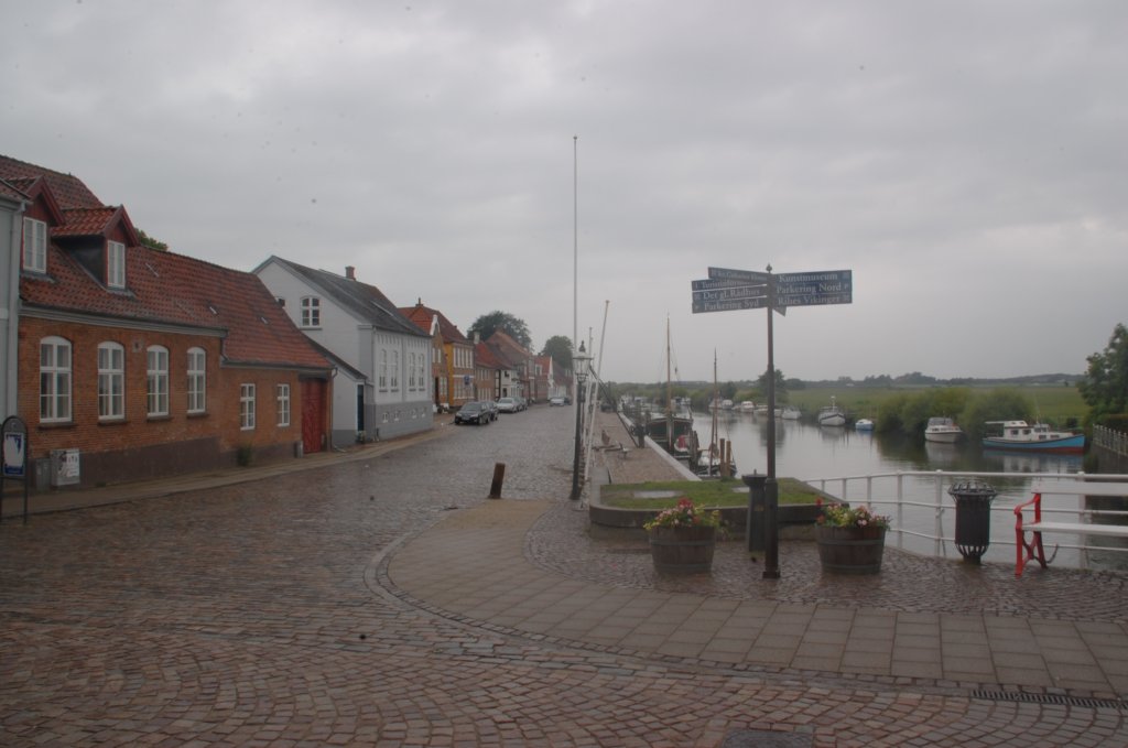 Blick auf das verregnete Hafenbecken von Ribe, das der Stadt ihren ehemaligen Reichtum und die Bedeutung brachte whrend vieler Jahrhunderte.
18.6.2011