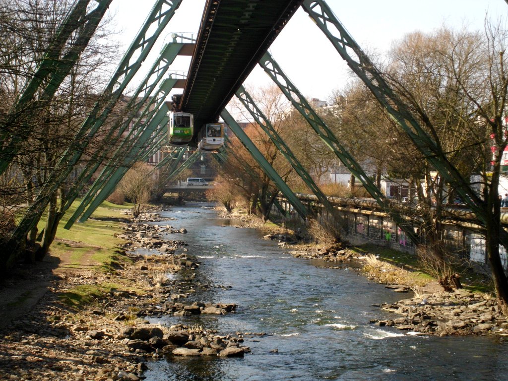 Blick auf die Wupper und die Schwebebahn in Wuppertal-Oberbarmen.(26.3.2013)