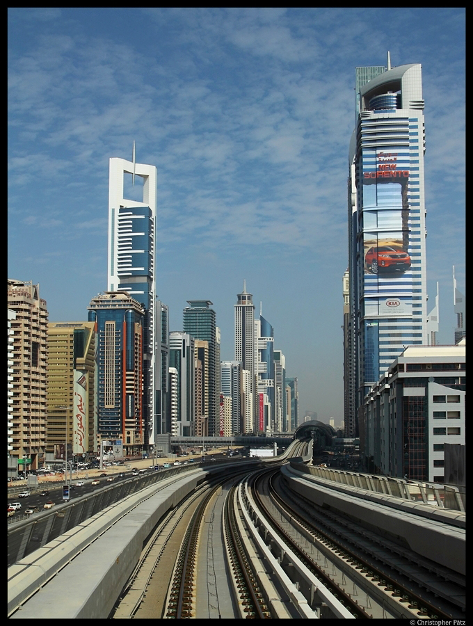 Blick auf zahlreiche Wolkenkratzer nahe der Metro-Station Financial Centre in Dubai. (08.12.2012)