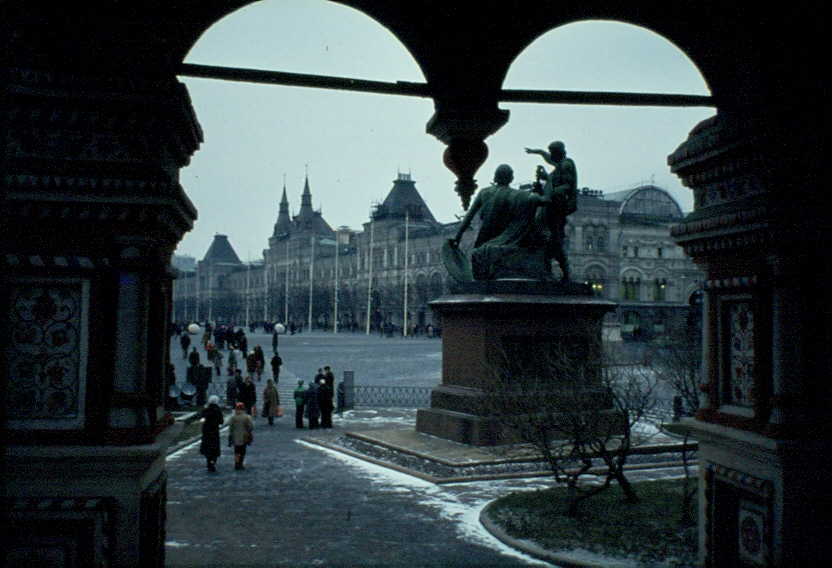 Blick aus der Basilius Kathedrale ber ein Denkmal von Minin und Posharski auf den Roten Platz und das Kaufhaus GUM in Moskau im November 1981