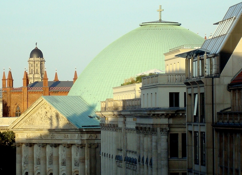 Blick aus der Behrenstrae im Berliner Bezirk Mitte auf drei bedeutende Gebude der Hauptstadt: Im Vordergrund die Kuppel der St. Hedwigs-Kathedrale, links davon Schinkels Friedrichswerdersche Kirche, und im Hintergrund der Turm des Stadthauses. 14.8.2009