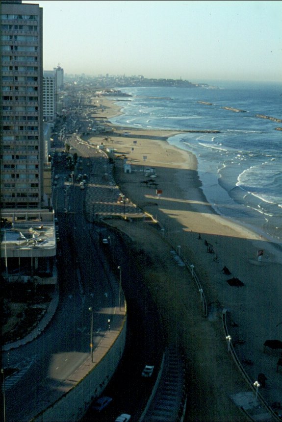 Blick aus dem Hotel  Sheraton  in Tel Aviv auf Strand und Uferstrasse. Die Halbinsel im Hintergrund ist Jaffa. (Dia gescannt von 1984)