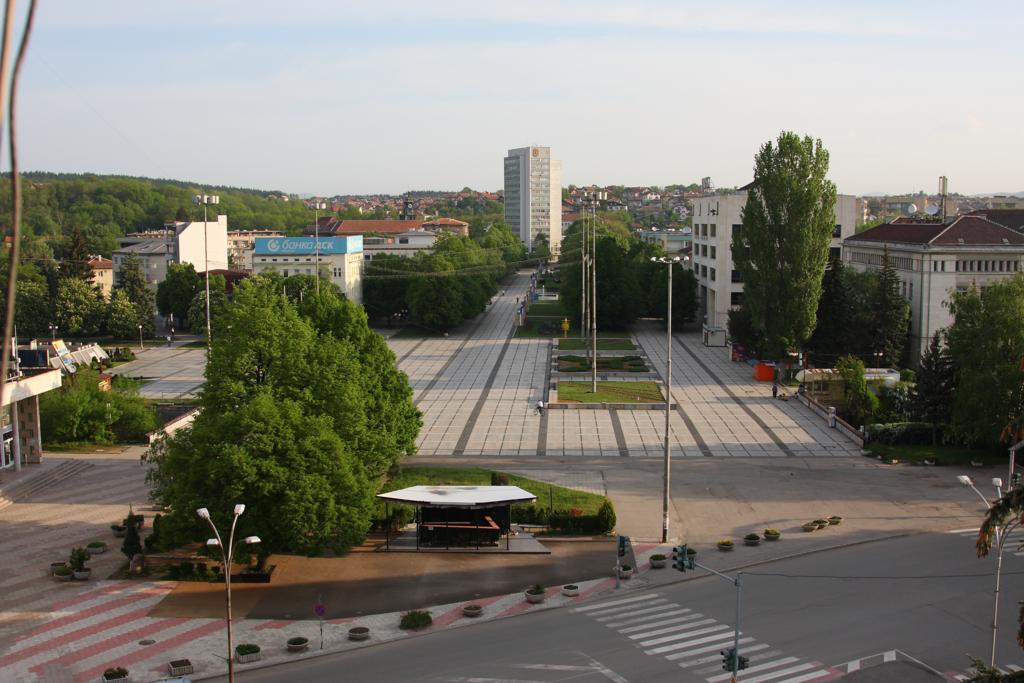 Blick aus dem Hotel Struma auf den gegenber liegenden Park am 5.5.2013.