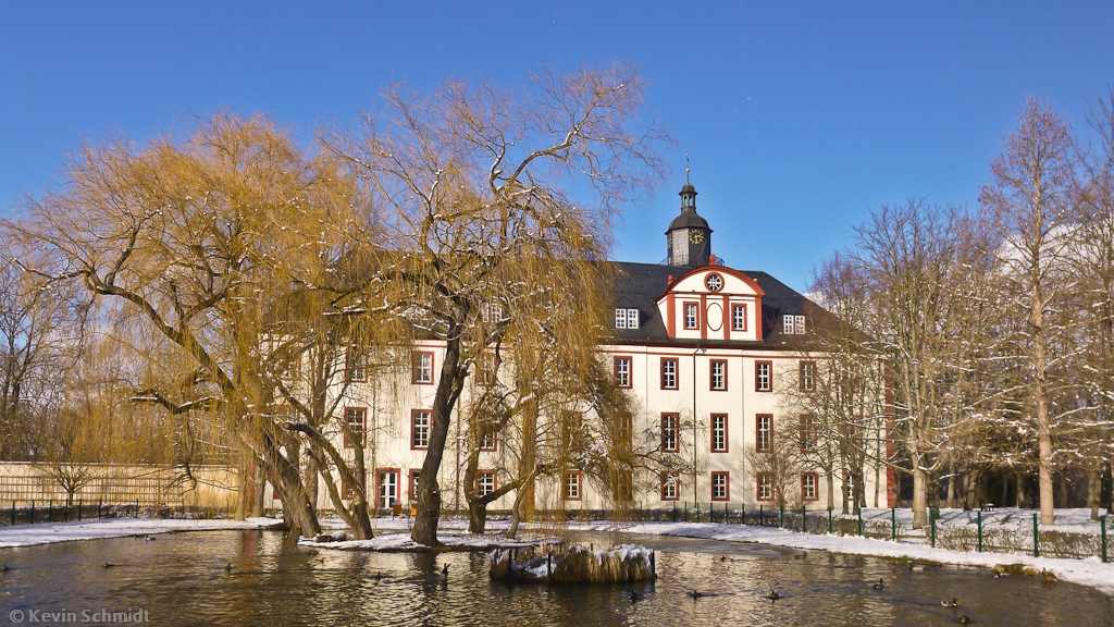 Blick aus dem sdlich angrenzenden Schlosspark zum Sdflgel des ehemaligen Residenzschlosses in Saalfeld, 10.02.2013.