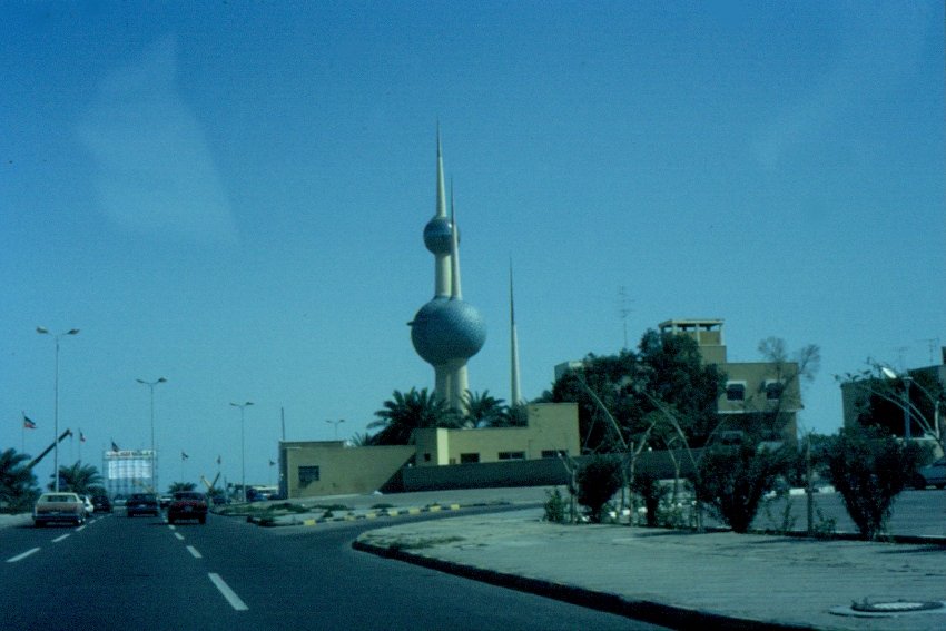 Blick aus einem fahrenden Auto auf die  Kuwait-Tower  im Februar 1986
