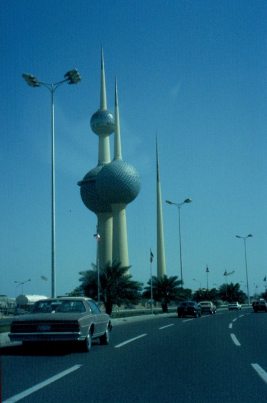 Blick aus einem fahrenden Auto auf die  Kuwait-Tower  im Februar 1986