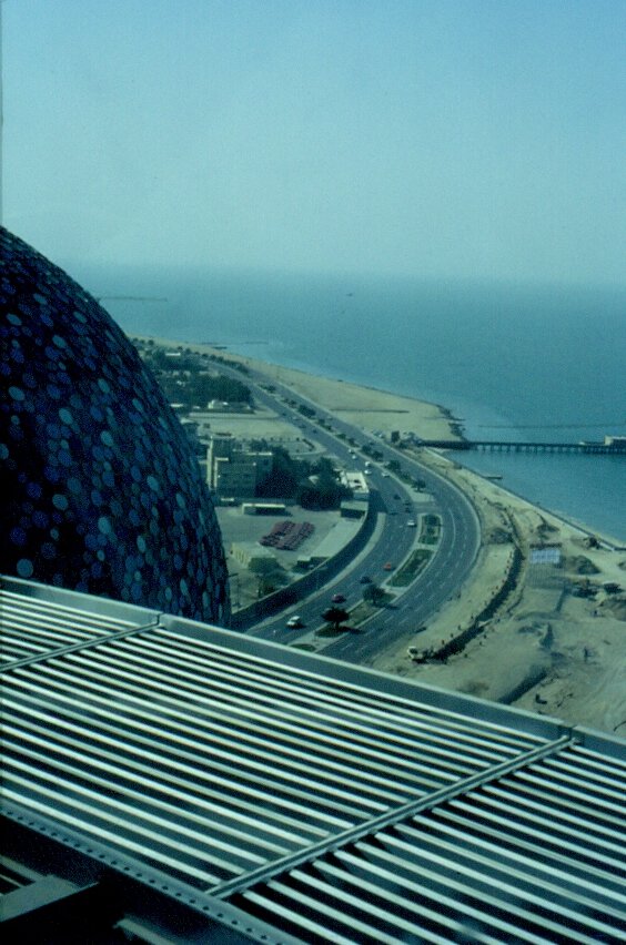 Blick aus einem der  Kuwait-Tower  im Februar 1986 auf die Kstenstrasse