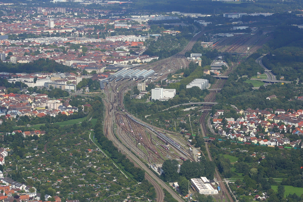 Blick aus einem Sportflugzeug auf den Hauptbahnhof der Stadt Karlsruhe (05.09.10)