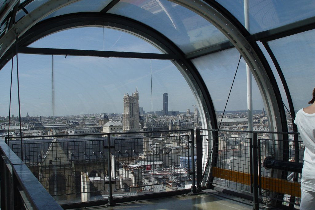 Blick aus der obersten Etage des Centre Pompidou auf Paris - Tour St. Jacques und Tour Montparnasse, am 16.07.2009