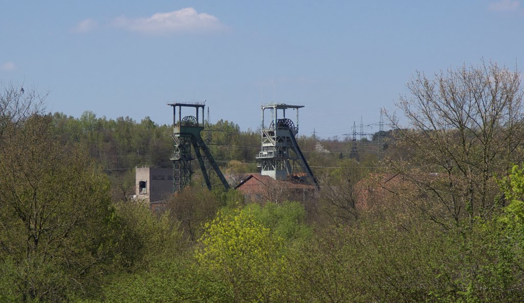 Blick aus Ottenhausen zur Grube Luisenthal mit den beiden Richard Schächten.
25.04.2013