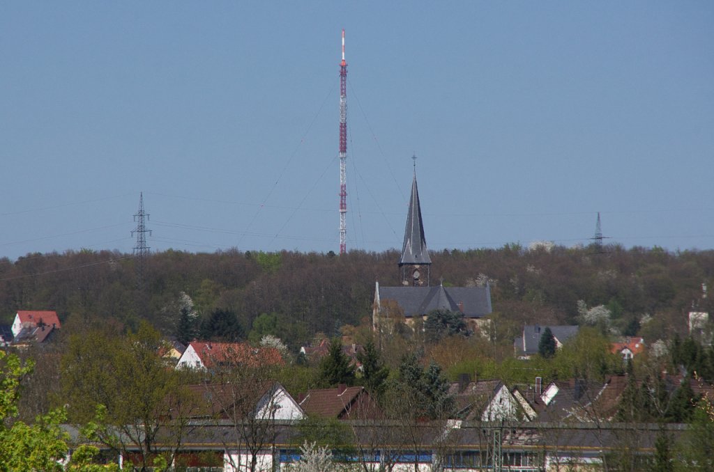 Blick aus Ottenhausen zur Kirche St. Johannes Baptista in Altenkessel.
Im Hintergrund der Grundnetzsender Schocksberg.
25.04.2013