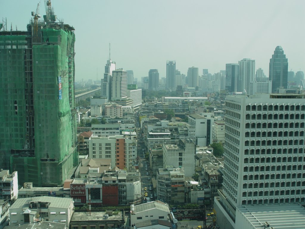 Blick aus einer der unteren Etegen des Baiyoke Tower auf die Stadt Bangkok am 14.01.2011