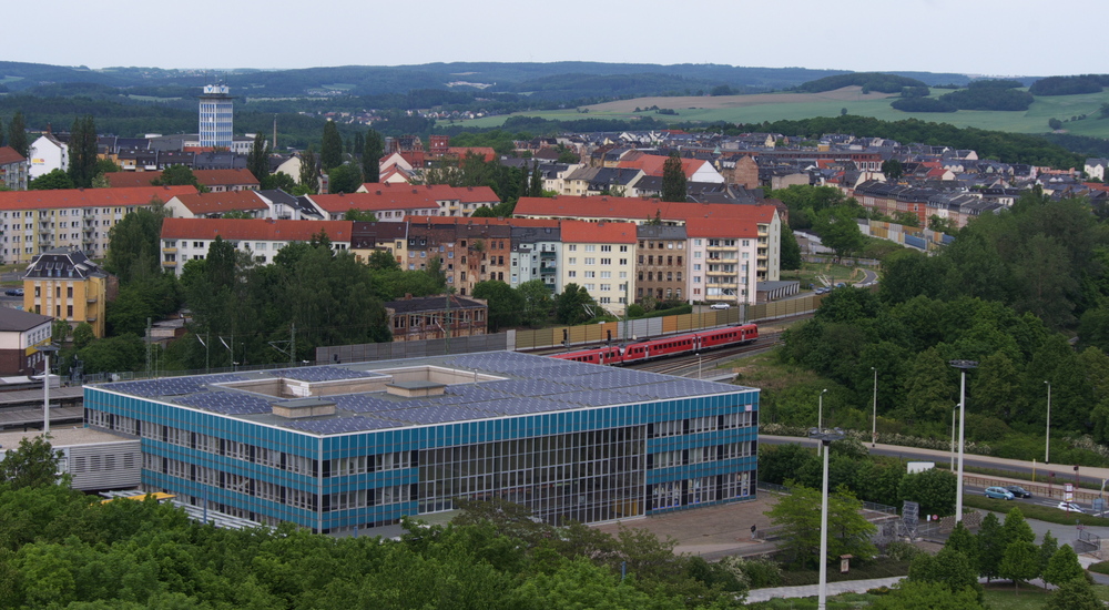 Blick vom Brensteinturm auf Plauen im Vogtland und den obereren Bahnhof - 

Der Bahnhof Plauen liegt auf der Strecke der Sachsen-Franken-Magistrale, die von Nrnberg ber Bayreuth, Hof, Plauen, Reichenbach nach Leipzig und ber Zwickau und Chemnitz nach Dresden fhrt. Er wurde 1973 gebaut und steht unter Denkmalschutz. Etwa 1.400 Reisende nutzen den Bahnhof pro Tag. Ebenso beginnt hier die Bahnlinie ber Weischlitz und Bad Brambach nach Cheb (Eger)

Fr den PNV gibt es einen Busbahnhof und Straenbahnanbindung.

26 Mai 2012