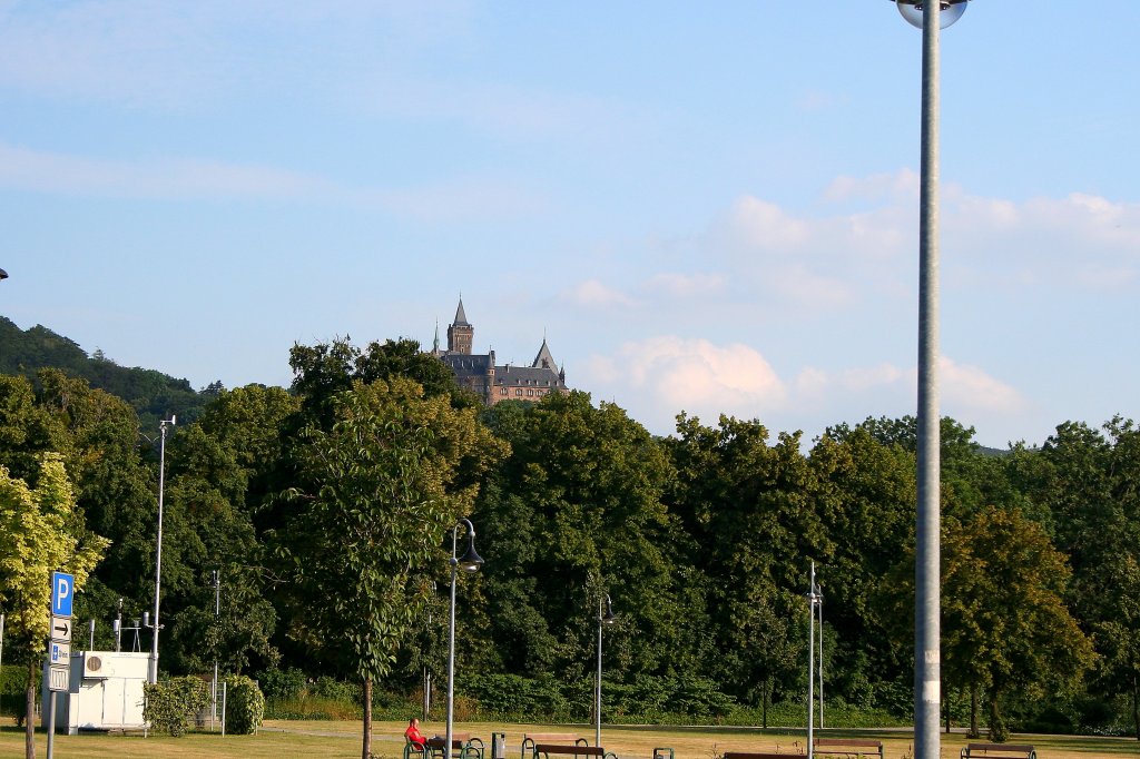 Blick vom Bahnhofsvorplatz in Wernigerode zum oberhalb der Stadt gelegenen Schlo (Aufnahme vom 02.07.2010).