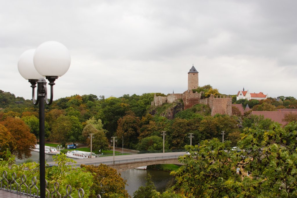 Blick vom Biergarten der beliebten Hallenser Gaststtte  Bergschenke  auf die Burg Giebichenstein und die darunterliegende Brcke gleichen Namens ber die Saale. (Aufnahme vom 05.10.2011)