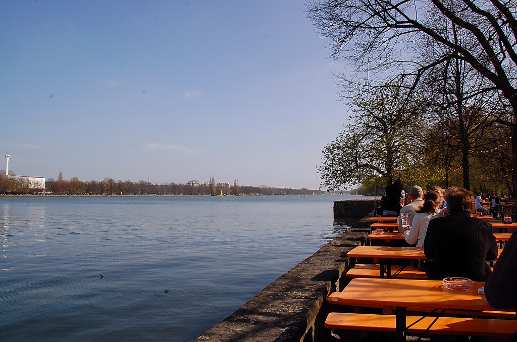 Blick vom Biergarten ber den Maschsee am Samstag den 9.4.2011.
Nebenan im Stadion gewinnt gerade 96 gegen Mainz 2:0.....