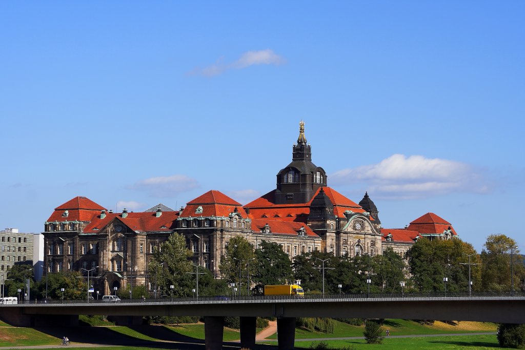 Blick von der Brhlschen Terrasse ber die Carolabrcke zur Schsischen Staatskanzlei, dem Sitz des Ministerprsidenten des Freistaates Sachsen. (Aufnahme vom 06.10.2011)