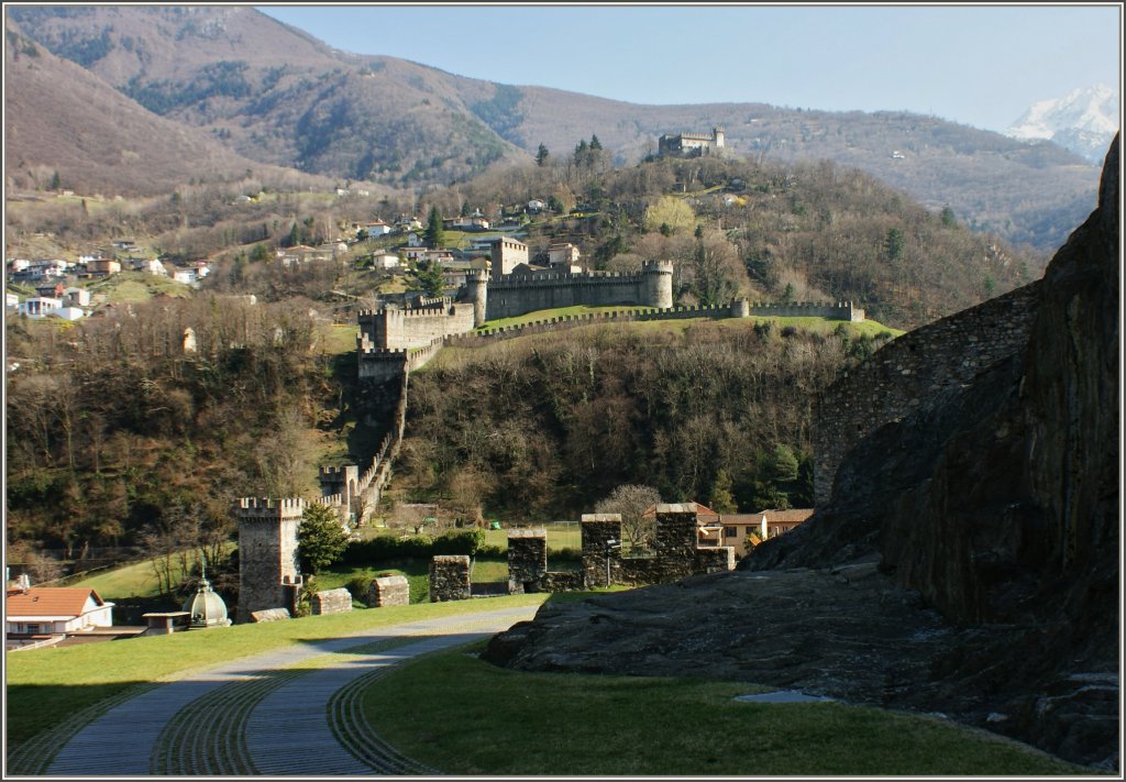 Blick vom Castelgrande auf die Burgen Castello di Montebello,13.Jahrhundert und das Castello di Sasso Corbaro erbaut 1479. Diese hchste Burg von Bellinzona wurde innerhalb von nur einem halben Jahr erbaut!
(21.03.2011)
