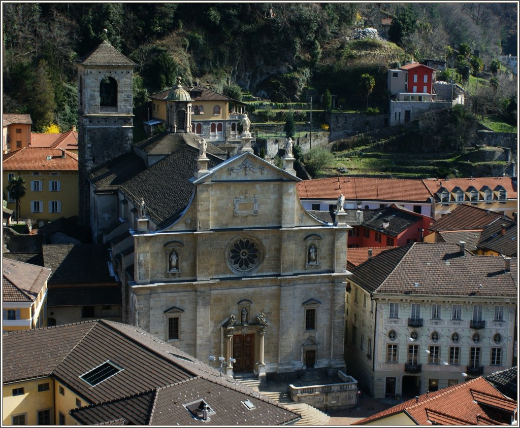 Blick vom Castelgrande auf die Kirche SS.Pietro e Stefano erbaut im 15.Jahrhundert.
(21.03.2011)