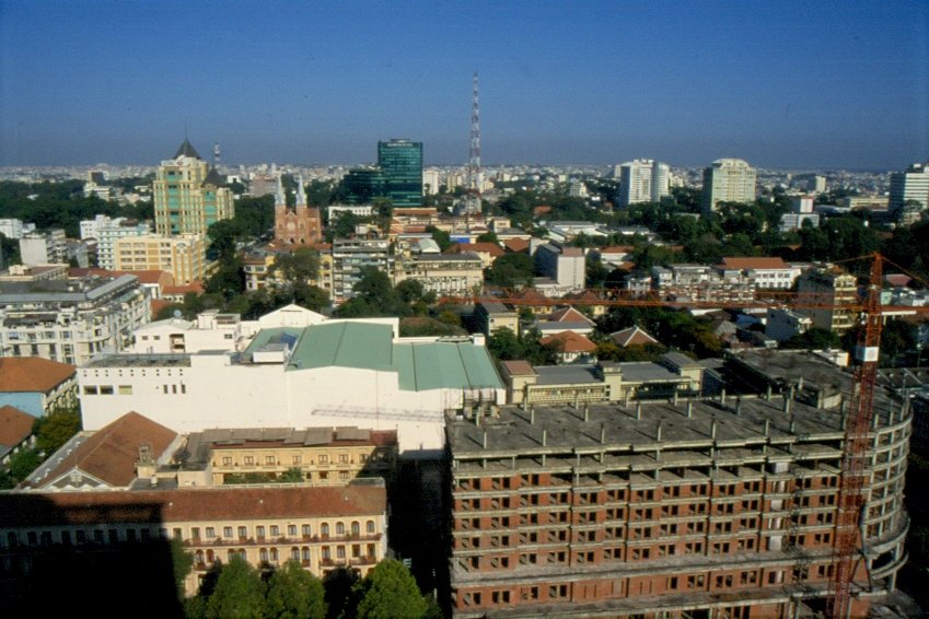 Blick von der Dachterrasse des Grand Hotel in Ho-Chi-Minh-City, dem ehemaligen Saigon, ber die Stadt. Gut zu erkennen ist auch die Kirche Notre Dame. (2003)