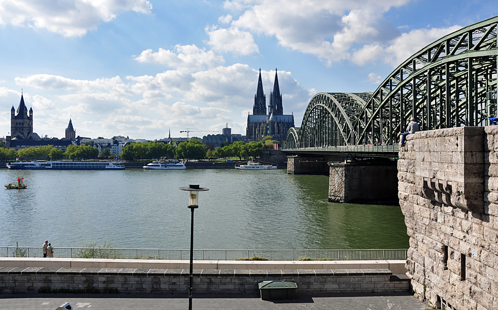 Blick vom Deutzer Rheinufer ber die Hohenzollernbrcke zum Klner Dom und links dem  Groen St. Martin  - 21.09.2010