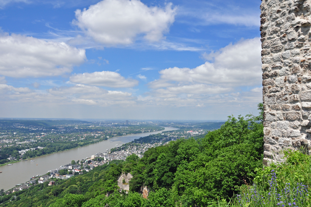 Blick vom Drachenfels, rechts ein Stck der Burgmauer, auf Knigswinter, den Rhein und Bonn im Hintergrund. 13.06.2010