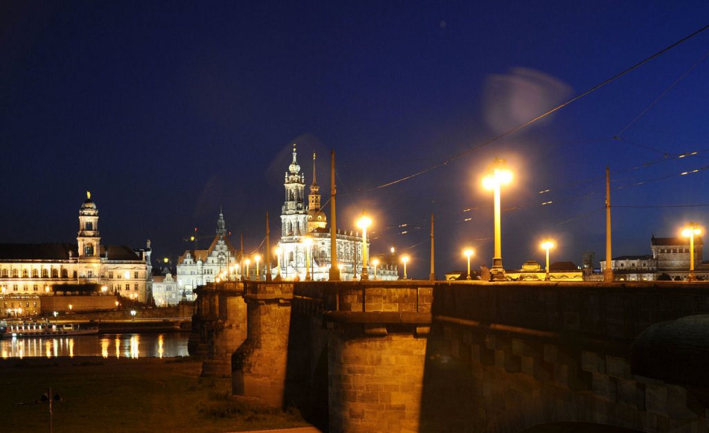 Blick von Dresden-Neustadt ber die Augustusbrcke auf die Kathedrale und Oberlandesgericht (Schlossplatz) - 01.09.2009