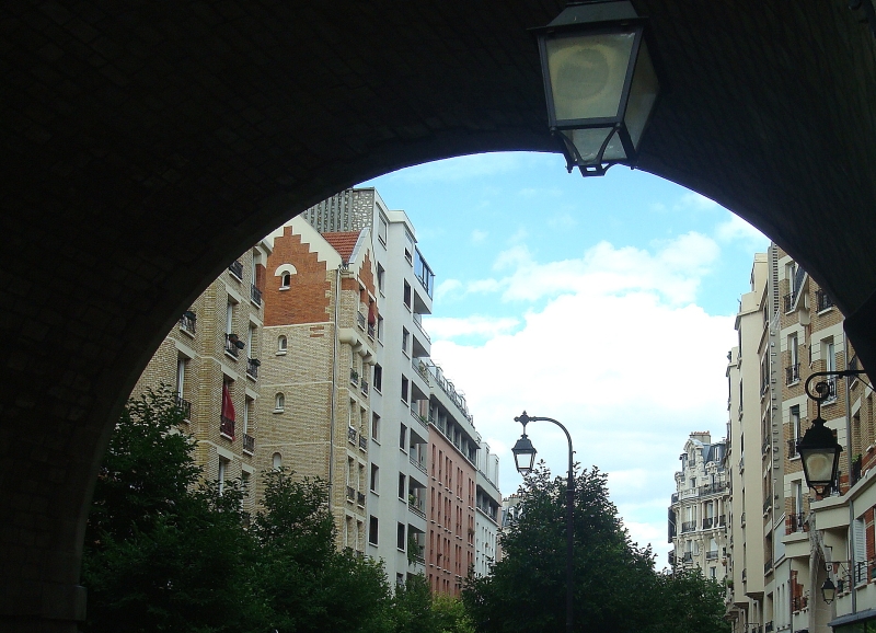 Blick durch das ehemalige Eisenbahnviadukt an der Avenue Daumesnil auf eine Seitenstrae im 12. Pariser Arrondissement. 13.7.2010