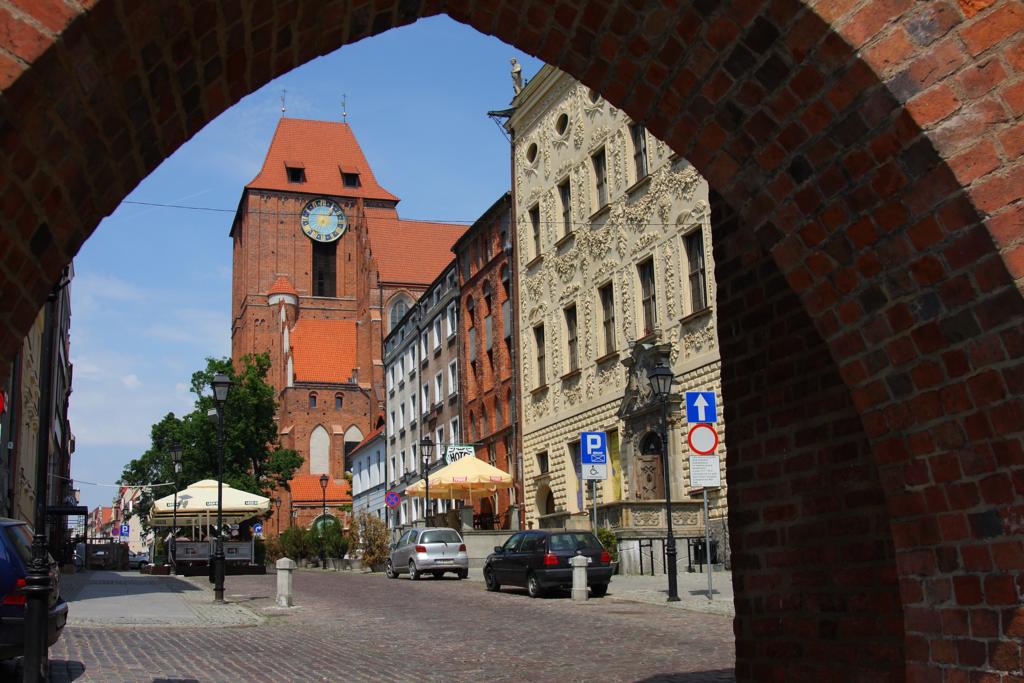 Blick durch eines der zahlreichen Tore in der Auenmauer der Altstadt von Torun
in Polen hier am 25.5.2012.