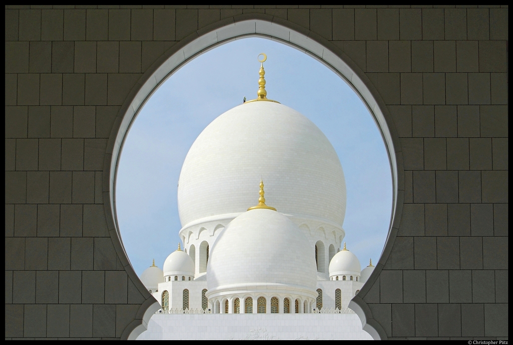 Blick durch den Eingang auf die Kuppel der Scheich-Zayid-Moschee, welche mit einem Durchmesser von 32 m die grste Moscheekuppel der Welt ist. Die Dimensionen lassen sich anhand der Reinigungskraft an der Spitze erahnen. (Abu Dhabi, 06.12.2012) 