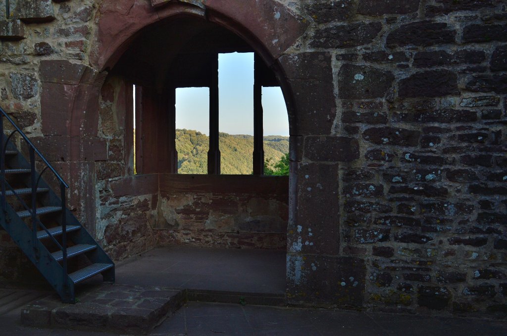 Blick durch die Fenster des ehemaligen Saales der Minneburg bei Neckargerach. 22.9.2012