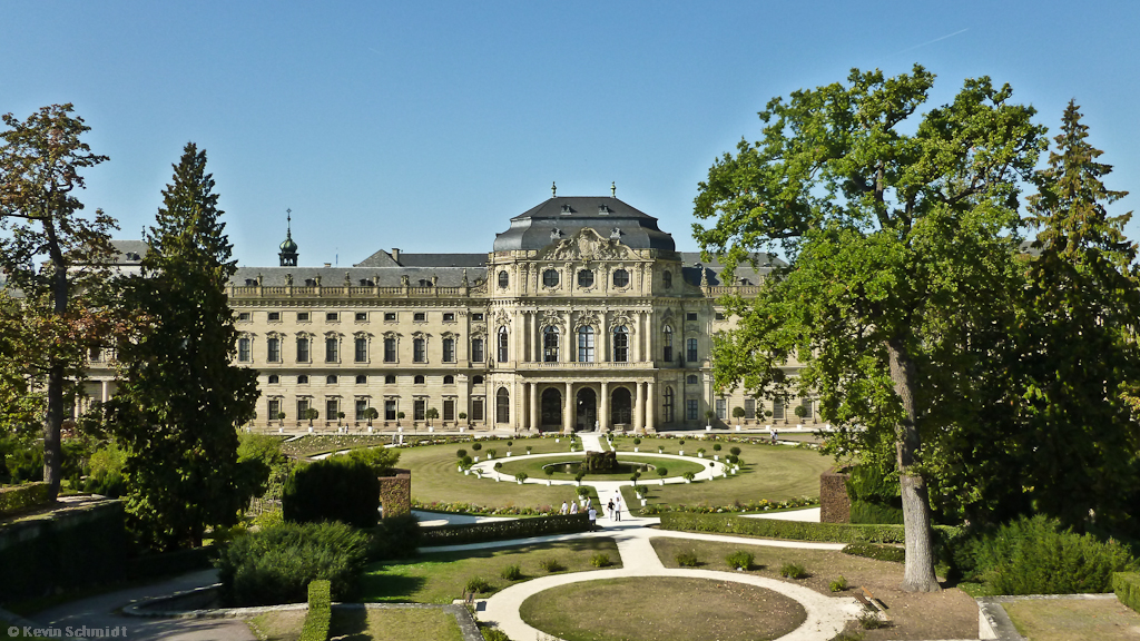 Blick durch den Hofgarten zur Gartenfront der <a href= http://www.residenz-wuerzburg.de/index.htm >Würzburger Residenz</a>. Das barocke Bauwerk aus dem 18. Jahrhundert ist seit nunmehr 30 Jahren UNESCO-Weltkulturerbe. (02.10.2011)