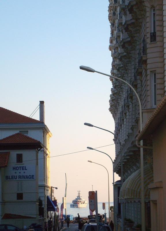 Blick durch eine Strae in der Innenstadt von Cannes aufs Mittelmeer. 4.9.2010