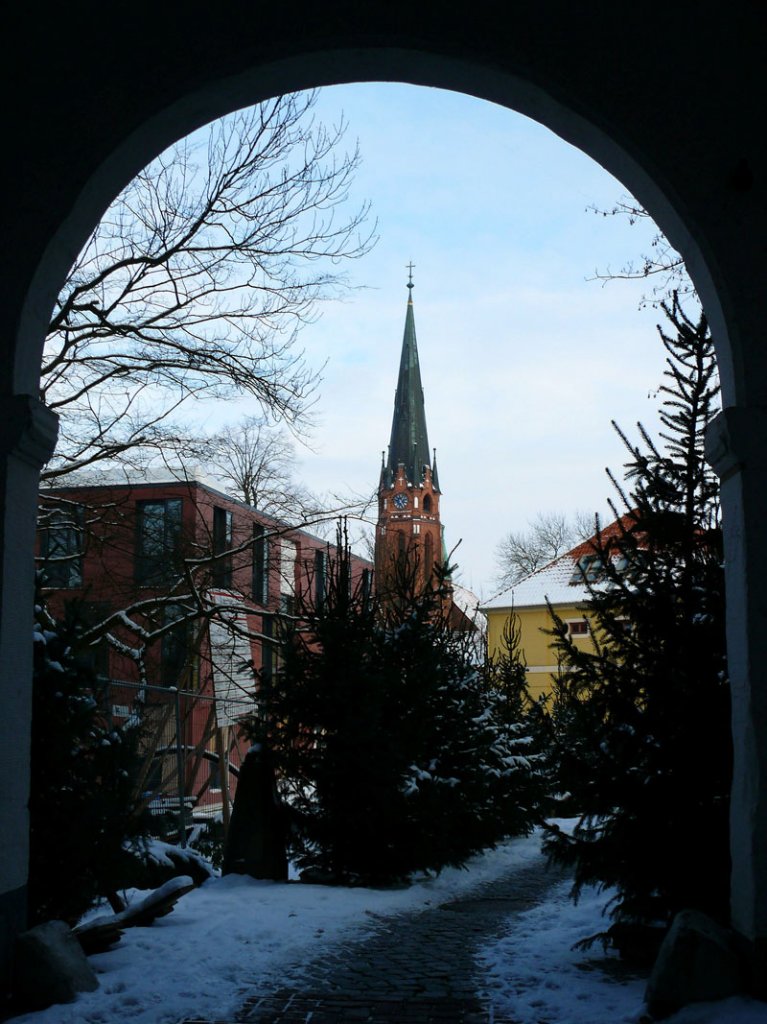Blick durch den Torbogen des Winsener Schlosses zum 62 Meter hohen Turm der St. Marien Kirche; 04.01.2010
