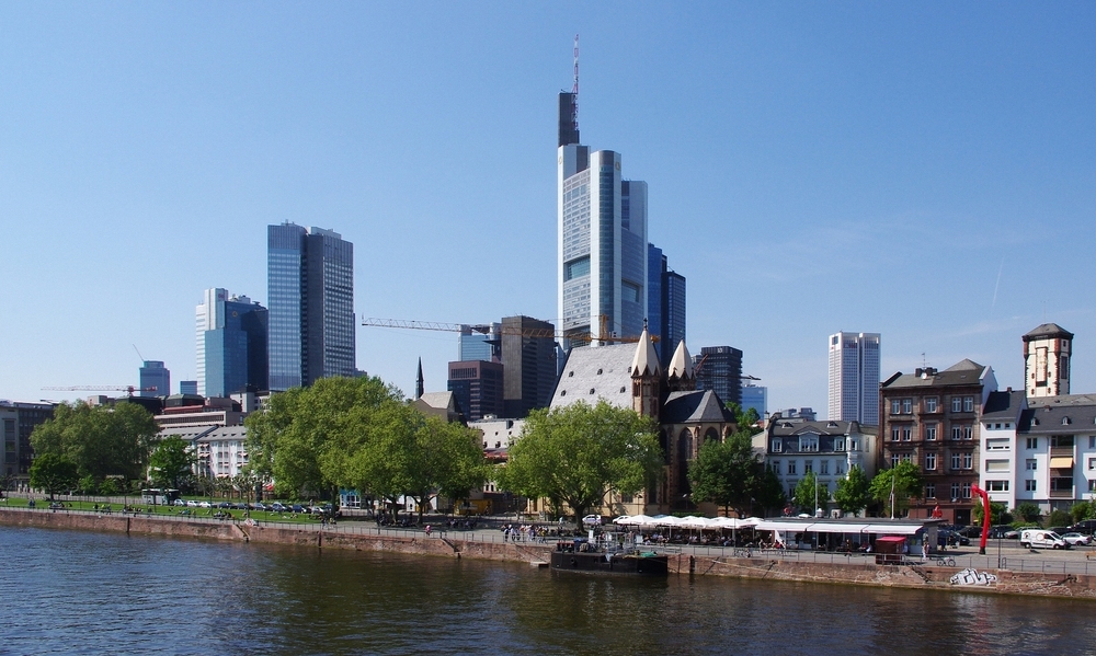 Blick vom  Eisernen Steg  auf Mainhattan.

Der Ostersamstag 2011 war sonnig und richtig hei, zum Spazierengehen fast schon zu warm.
Hier ein Blick vom  Eisernen Steg  in Frankfurt am Main auf  Mainhattan 

23.04.2011