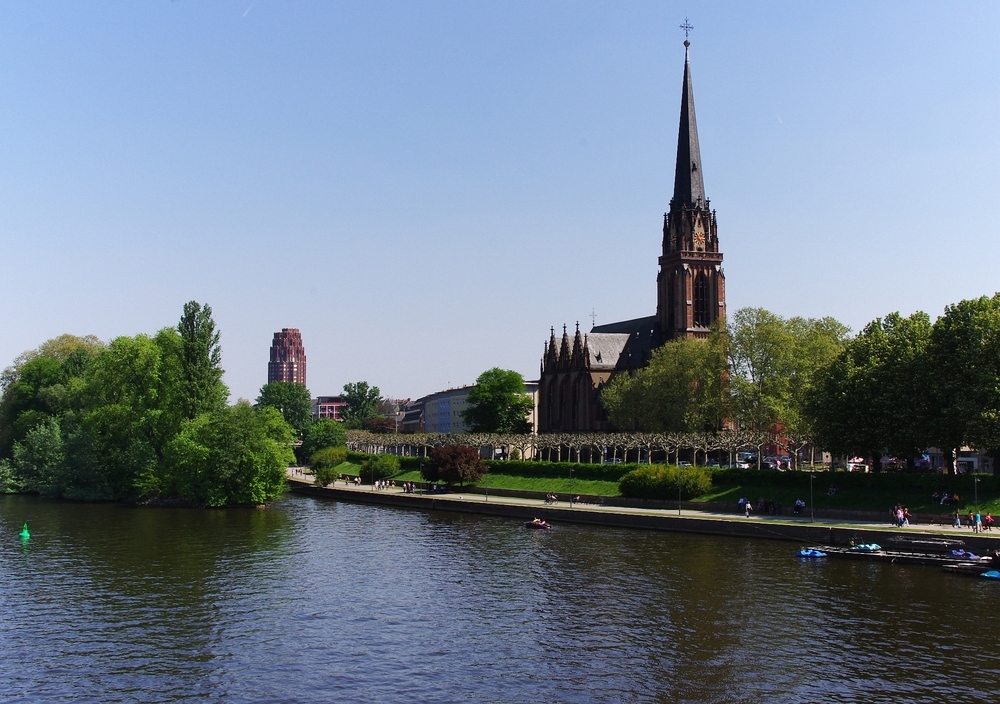 Blick vom  Eisernen Steg  auf Sachsenhausen - 

Der Ostersamstag 2011 war sonnig und richtig hei, zum Spazierengehen fast schon zu warm.
Hier ein Blick vom  Eisernen Steg  in Frankfurt am Main auf die Dreiknigskirche in Sachsenhausen.
23.04.2011