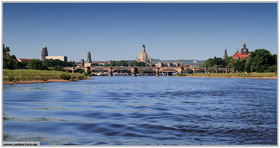 Blick vom Elbdampfer auf die Albertbrcke und die Frauenkirche am 24.05.2011