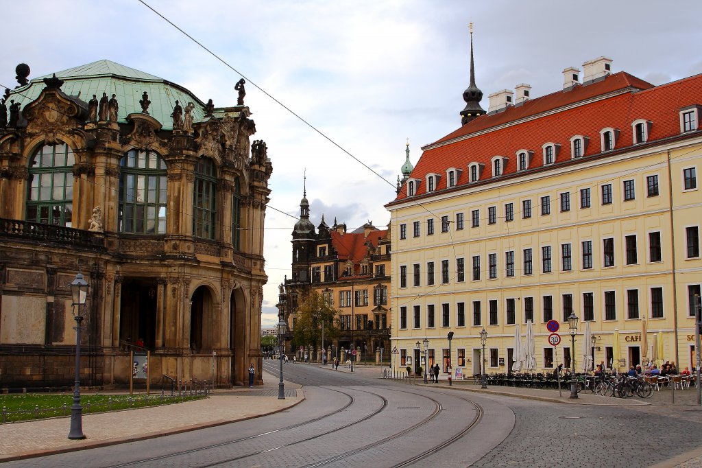 Blick entlang der Sophienstrae in Dresden, mit dem Glockenspielpavillon des Zwingers (links) und dem Kempinski Grand-Hotel  Taschenbergpalais  (rechts,) zum Residenzschlo, aufgenommen am Abend des 06.10.2011.