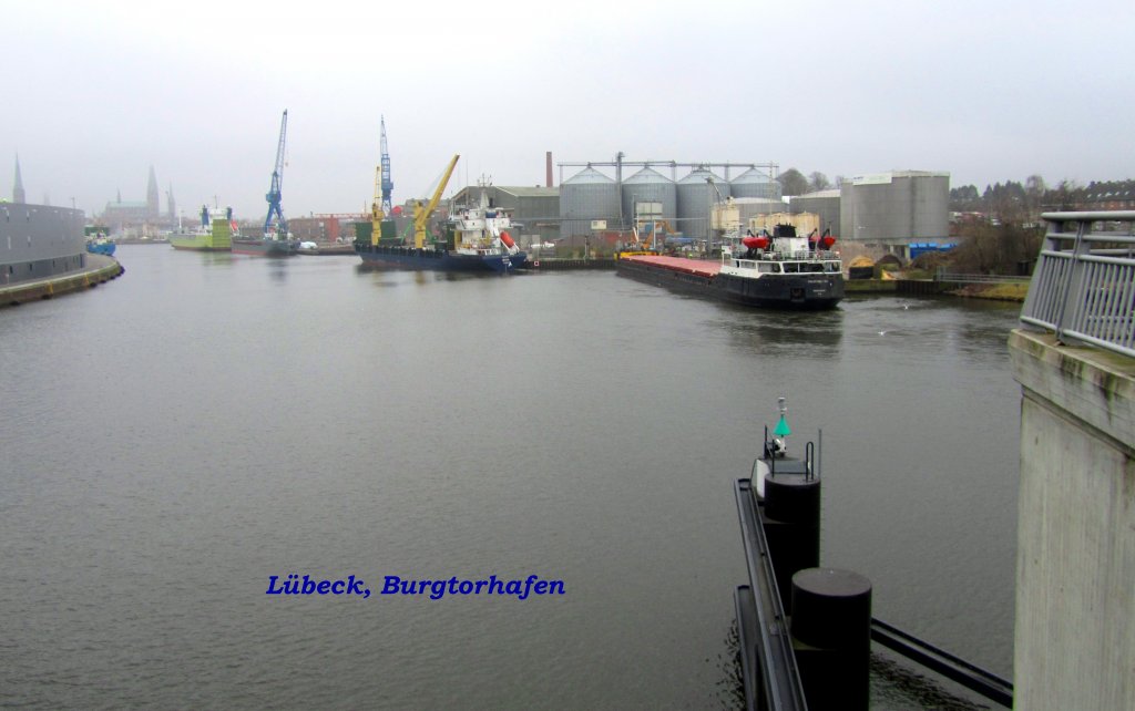 Blick von der Eric Warburg-Brcke ber den Burgtorhafen ... Aufgenommen : 1.3.2012